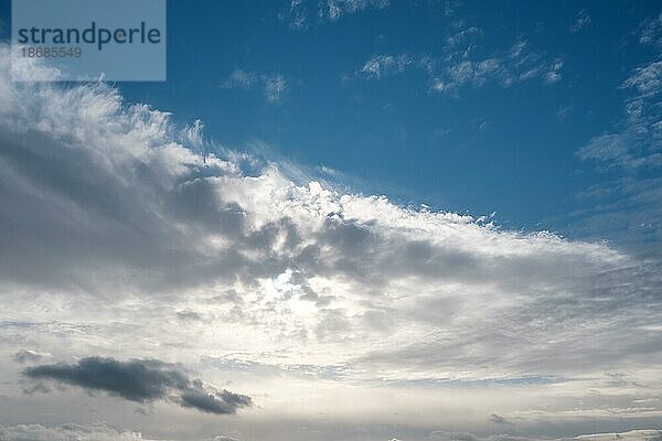 Wolkenformation am Himmel  Hintergrund  Nordrhein-Westfalen  Deutschland  Europa