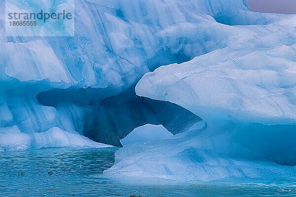Eisformationen in einem Eisberg auf dem arktischen Meer  Svalbard  Norwegen  Europa