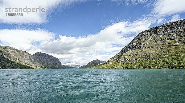 See Gjende mit Bergen  Jotunheimen Nationalpark  Vågå  Innlandet  Norwegen  Europa