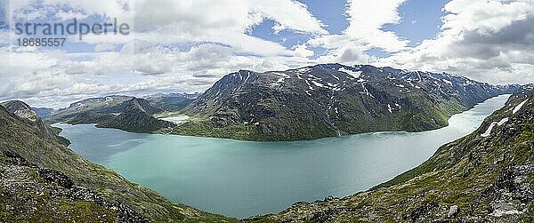 Panorama  Ausblick auf See Gjende und Berge  Besseggen Wanderung  Gratwanderung  Jotunheimen Nationalpark  Vågå  Innlandet  Norwegen  Europa