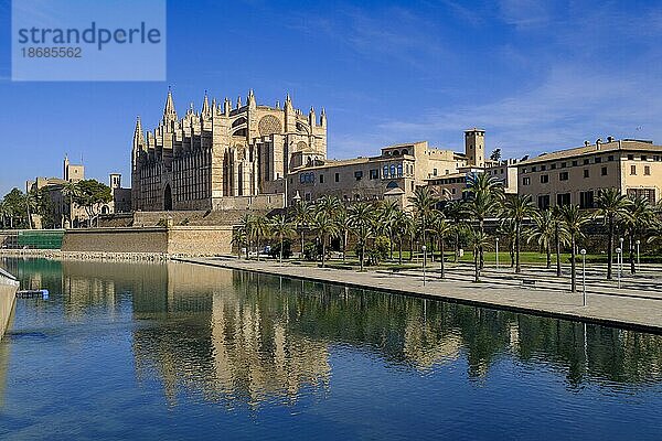 Kathedrale von Palma  Lago Espejo de Cristal  Palma de Mallorca  Mallorca  Balearen  Spanien  Europa