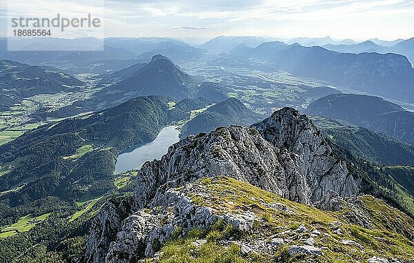 Ausblick vom Gipfel des Scheffauer auf Hintersteiner See und Inntal  Kaisergebirge  Wilder Kaiser  Kitzbühler Alpen  Tirol  Österreich  Europa