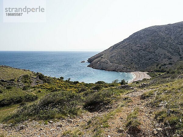 Zerklüftete Küste  Bucht bei Stara Baska  Karstberge  Insel Krk  Kvarner Bucht  Kroatien  Europa