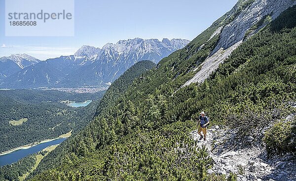 Bergsteiger beim Aufstieg zur Oberen Wettersteinspitze  hinten Lautersee  Wettersteingebirge  Bayerische Alpen  Bayern  Deutschland  Europa