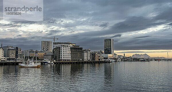 Hafen von Bodø mit Stadt und Booten  hinten felsige Berge  bei Sonnenuntergang  Bodø  Nordland  Norwegen  Europa