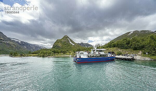 Boot am Bootsanleger  Endpunkt der Überschreitung des Besseggen Grat  See Gjende  Jotunheimen Nationalpark  Vågå  Innlandet  Norwegen  Europa