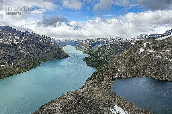 Ausblick auf See Gjende  See Bessvatnet und Berge  Besseggen Wanderung  Gratwanderung  Jotunheimen Nationalpark  Vågå  Innlandet  Norwegen  Europa