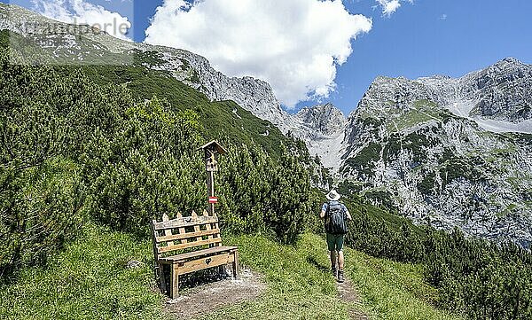 Bank und Marterl  Bergsteiger beim Aufstieg zu den Hackenköpfen  Kaisergebirge  Wilder Kaiser  Kitzbühler Alpen  Tirol  Österreich  Europa