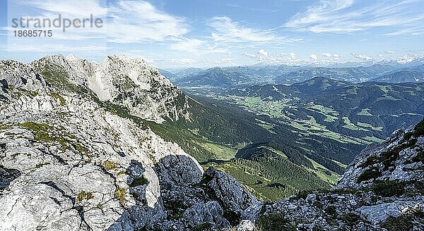 Überschreitung der Hackenköpfe  felsige Berge des Kaisergebirge  Wilder Kaiser  Kitzbühler Alpen  Tirol  Österreich  Europa