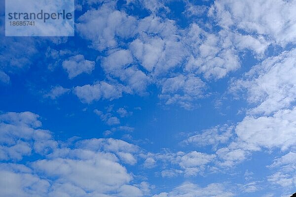 Wolkenformation am Himmel  Hintergrund  Nordrhein-Westfalen  Deutschland  Europa