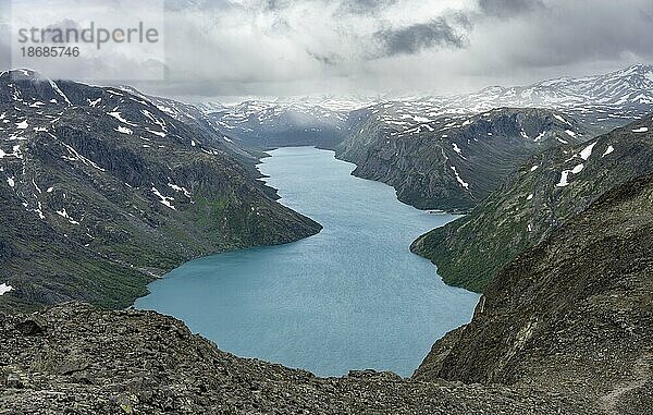 Ausblick auf See Gjende und verschneite Berge  Besseggen Wanderung  Gratwanderung  Jotunheimen Nationalpark  Vågå  Innlandet  Norwegen  Europa