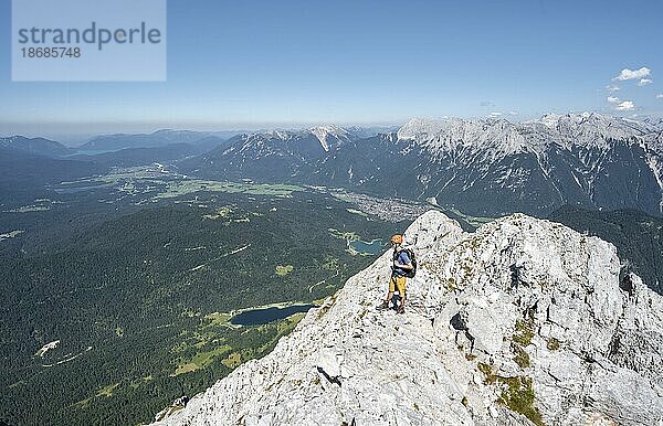 Bergsteiger beim Aufstieg zur Oberen Wettersteinspitze  hinten Ferchensee und Karwendelgebirge  Wettersteingebirge  Bayerische Alpen  Bayern  Deutschland  Europa