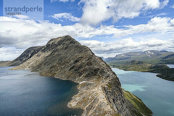 Besseggen Grat zwischen den Seen Bessvatnet und Gjende  Besseggen Wanderung  Gratwanderung  Jotunheimen Nationalpark  Vågå  Innlandet  Norwegen  Europa