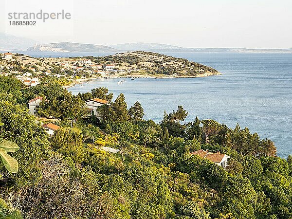 Meeresbucht bei Stara Baska  hinten der Ort Stara Ba?ka  Insel Krk  Kvarner Bucht  Primorje-Gorski kotar  Kroatien  Europa