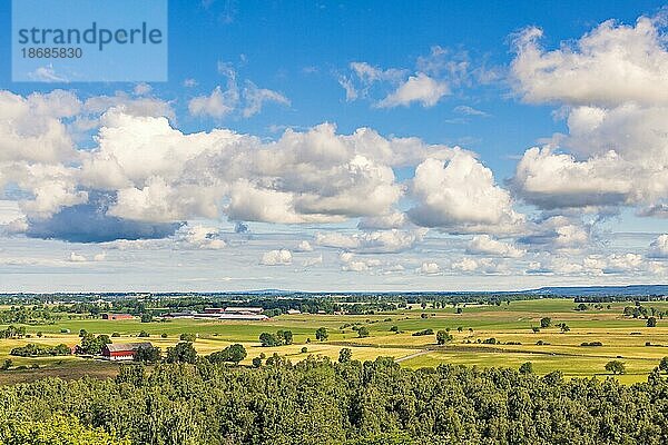 Luftaufnahme der Landschaft mit Feldern und Bauernhöfen in der schwedischen Landschaft  Ålleberg  Falköping  Schweden  Europa