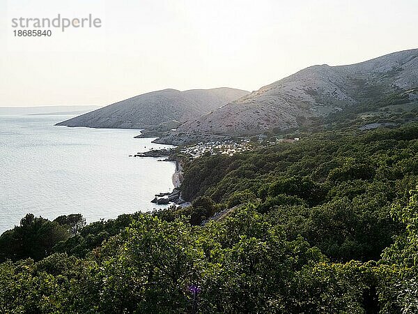 Abendstimmung vor Sonnenuntergang  Meeresbucht beim Campingplatz von Stara Baska  Stara Ba?ka  Insel Krk  Kvarner Bucht  Primorje-Gorski kotar  Kroatien  Europa