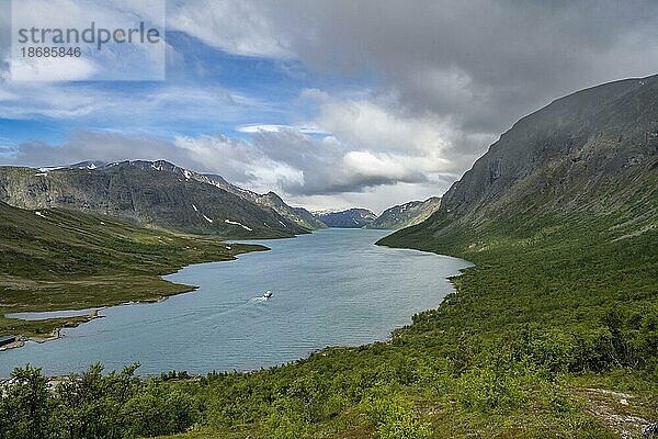 Ausblick auf See Gjende mit Boot  Besseggen Wanderung  Gratwanderung  Jotunheimen Nationalpark  Vågå  Innlandet  Norwegen  Europa