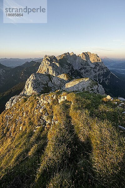 Gipfel des Scheffauer  Ausblick auf felsigen Bergkamm des Kaisergebirge bei Sonnenuntergang  Wilder Kaiser  Kitzbühler Alpen  Tirol  Österreich  Europa