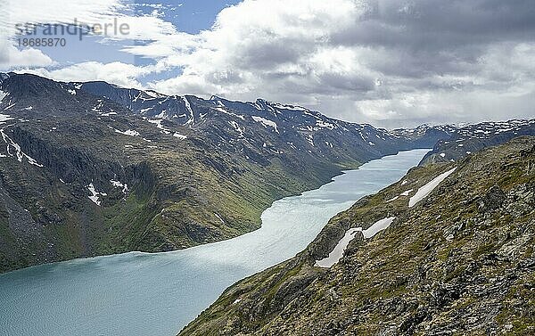 Ausblick auf See Gjende und Berge  Besseggen Wanderung  Gratwanderung  Jotunheimen Nationalpark  Vågå  Innlandet  Norwegen  Europa