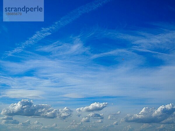 Wolkenformation am Himmel  Hintergrund  Nordrhein-Westfalen  Deutschland  Europa