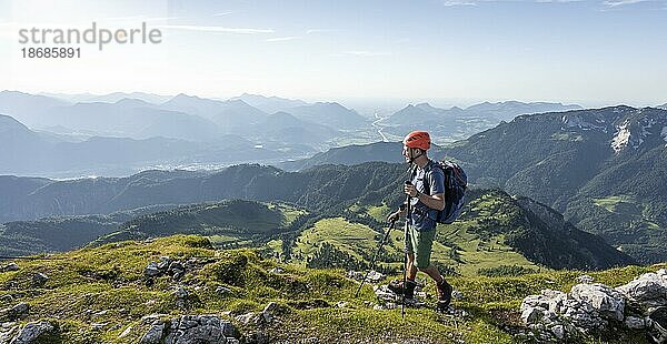 Bergsteiger am Gipfel des Scheffauer  Ausblick auf Inntal  Kaisergebirge  Wilder Kaiser  Kitzbühler Alpen  Tirol  Österreich  Europa