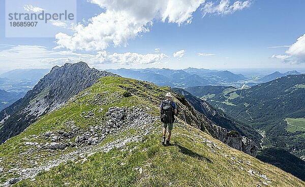 Bergsteiger beim Wiesberg  Überschreitung der Hackenköpfe  Gratweg  Kaisergebirge  Wilder Kaiser  Kitzbühler Alpen  Tirol  Österreich  Europa