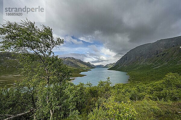 Ausblick auf See Gjende  Besseggen Wanderung  Gratwanderung  Jotunheimen Nationalpark  Vågå  Innlandet  Norwegen  Europa