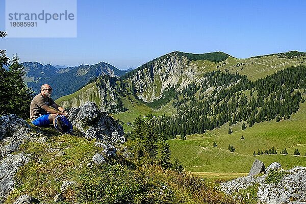 Wanderer am Gipfel  Rauhkopf  beim Taubenstein  Spitzingseegebiet  Alpen  Mangfallgebirge  Oberbayern  Bayern  Deutschland  Europa