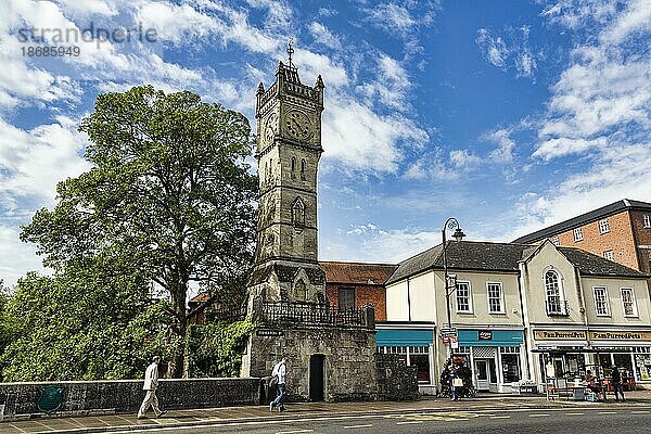 Viktorianischer Uhrenturm  Fußgänger in der Fisherton Street  Salisbury  Wiltshire  England  Großbritannien  Europa