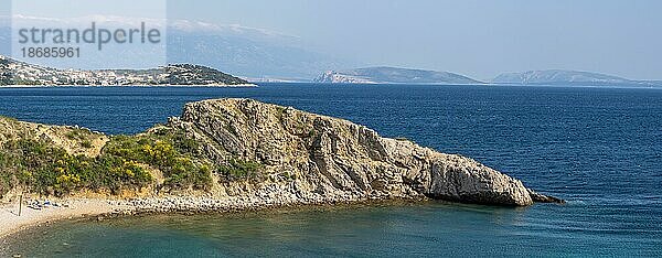 Karstfelsen einer Meeresbucht  hinten Stara Baska  Insel Krk  Kvarner Region  Kroatien  Europa