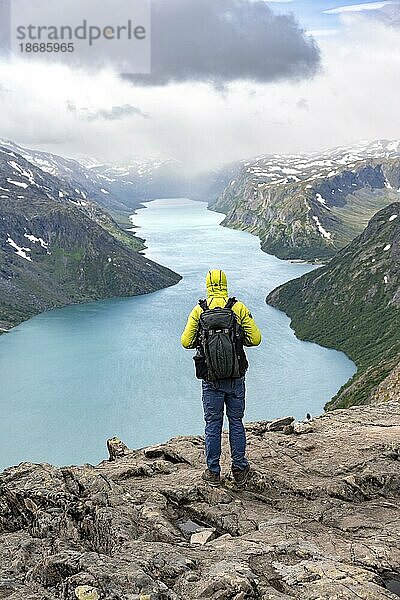 Bergsteiger  Besseggen Wanderung  Gratwanderung  Ausblick auf See Gjende und verschneite Berge  Jotunheimen Nationalpark  Vågå  Innlandet  Norwegen  Europa