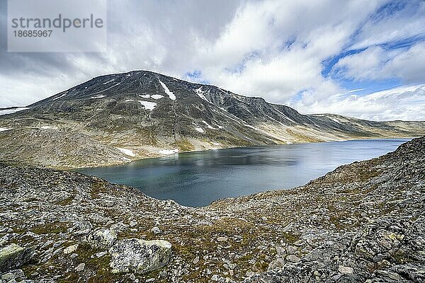 See Bessvatnet mit Gipfel Besshøe  Besseggen Wanderung  Gratwanderung  Jotunheimen Nationalpark  Vågå  Innlandet  Norwegen  Europa