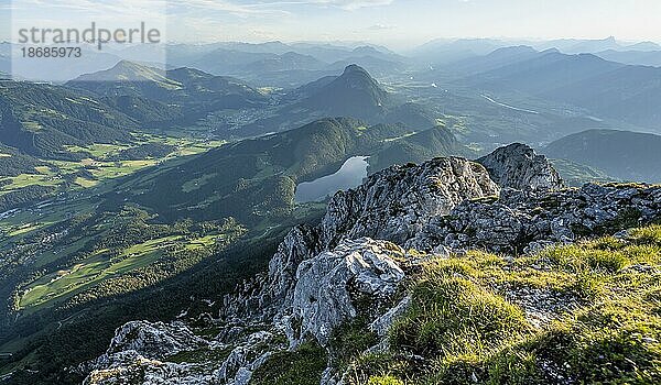 Ausblick vom Gipfel des Scheffauer auf Hintersteiner See und Inntal  Kaisergebirge  Wilder Kaiser  Kitzbühler Alpen  Tirol  Österreich  Europa