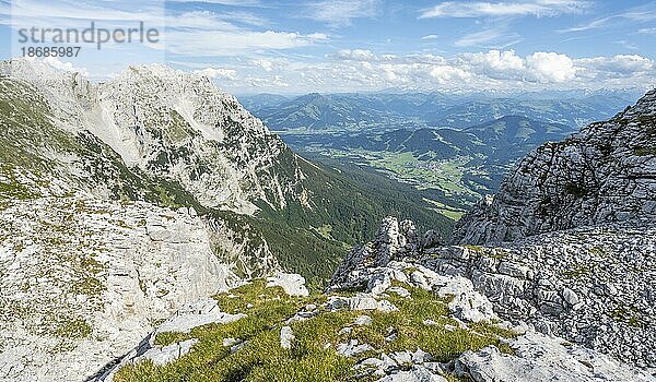 Felsige Berglandschaft  Überschreitung der Hackenköpfe  Kaisergebirge  hinten Zahmer Kaiser  Wilder Kaiser  Kitzbühler Alpen  Tirol  Österreich  Europa