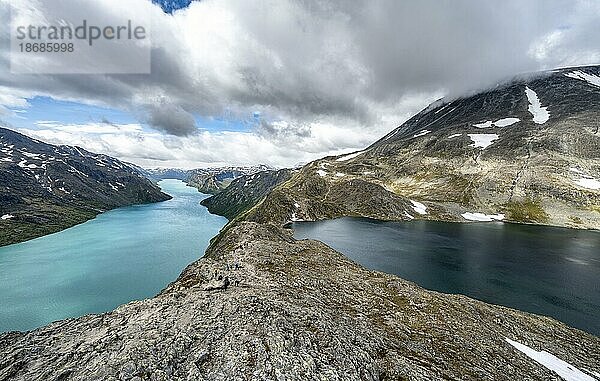 Ausblick auf See Gjende und See Bessvatnet mit Bergen  Besseggen Wanderung  Gratwanderung  Jotunheimen Nationalpark  Vågå  Innlandet  Norwegen  Europa