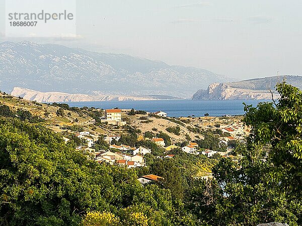 Abendstimmung am Meer  Häuser im Abendlicht  bei Stara Ba?ka  Insel Krk  Kvarner Bucht  Primorje-Gorski kotar  Kroatien  Europa