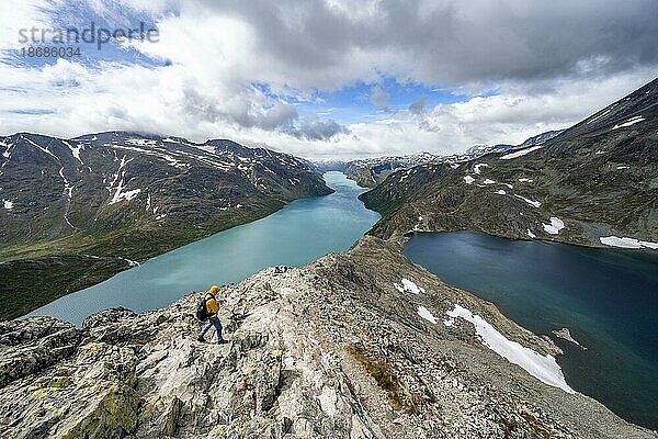 Ausblick auf See Gjende  See Bessvatnet und Berge  Bergsteiger auf der Besseggen Wanderung  Gratwanderung  Jotunheimen Nationalpark  Vågå  Innlandet  Norwegen  Europa