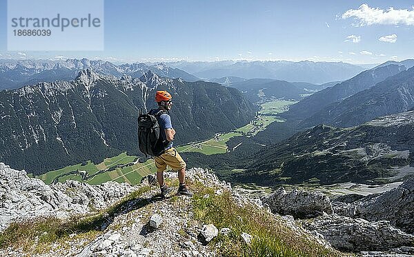 Bergsteiger am Gipfel der Oberen Wettersteinspitze  Blick ins Leutaschtal  hinten Gipfel der Arnspitze  Wettersteingebirge  Bayerische Alpen  Bayern  Deutschland  Europa