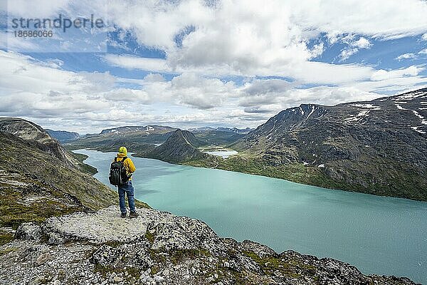 Bergsteiger auf der Besseggen Wanderung  Gratwanderung  Ausblick auf See Gjende und Berge  Jotunheimen Nationalpark  Vågå  Innlandet  Norwegen  Europa