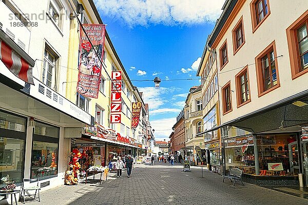 Straße in der historischen Altstadt von Aschaffenburg mit kleinen Geschäften an einem sonnigen Sommertag  Aschaffenburg  Deutschland  Europa