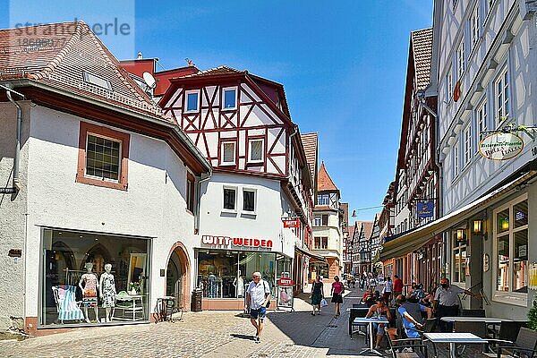 Historischer Stadtkern mit Fachwerkhäusern in der Hauptstraße an einem sonnigen Tag  Mosbach  Deutschland  Europa