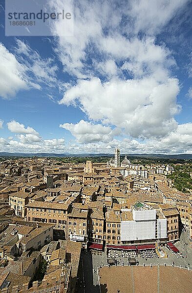 Blick auf die Dächer von Siena und die Piazza il Campo  Provinz Siena  Toskana  Italien  Europa