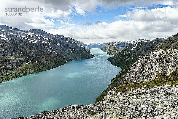 Ausblick auf See Gjende und Berge  Besseggen Wanderung  Gratwanderung  Jotunheimen Nationalpark  Vågå  Innlandet  Norwegen  Europa