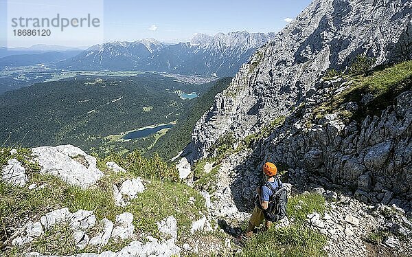 Bergsteiger beim Aufstieg zur Oberen Wettersteinspitze  hinten Ferchensee  Wettersteingebirge  Bayerische Alpen  Bayern  Deutschland  Europa