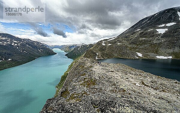 Ausblick auf See Gjende und See Bessvatnet mit Bergen  Besseggen Wanderung  Gratwanderung  Jotunheimen Nationalpark  Vågå  Innlandet  Norwegen  Europa
