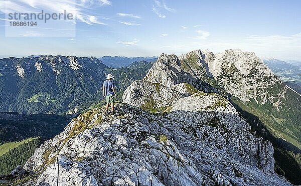 Bergsteiger am Gipfel des Scheffauer  Ausblick auf felsigen Bergkamm des Kaisergebirge  Wilder Kaiser  Kitzbühler Alpen  Tirol  Österreich  Europa