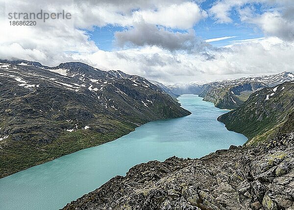 Ausblick auf See Gjende und verschneite Berge  Besseggen Wanderung  Gratwanderung  Jotunheimen Nationalpark  Vågå  Innlandet  Norwegen  Europa