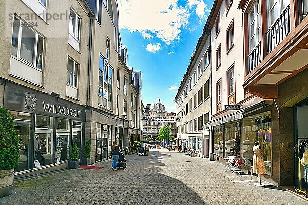 Sandgasse in der historischen Altstadt von Aschaffenburg mit kleinen Geschäften an einem sonnigen Sommertag  Aschaffenburg  Deutschland  Europa