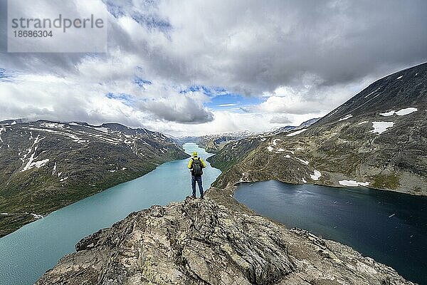 Bergsteiger auf der Besseggen Wanderung  Gratwanderung  Ausblick auf See Gjende  See Bessvatnet und Berge  Jotunheimen Nationalpark  Vågå  Innlandet  Norwegen  Europa