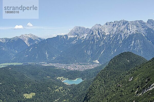 Ausblick auf Lautersee Mittenwald und Karwendelgebirge  Aufstieg zur Oberen Wettersteinspitze  hinten Ferchensee  Wettersteingebirge  Bayerische Alpen  Bayern  Deutschland  Europa